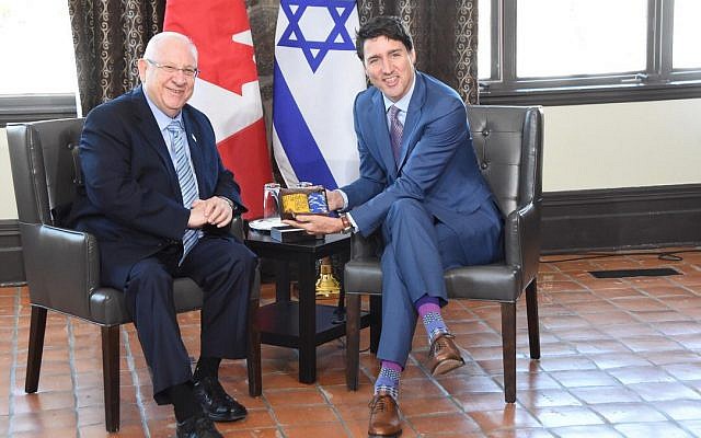 Israel's President Reuven Rivlin (left) presents Canadian Prime Minister Justin Trudeau with a pair of made-in-Israel socks, April 1, 2019. (Mark Neiman,GPO)
