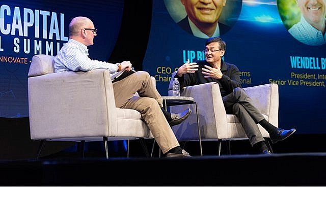 Wendell Brooks (izquierda), presidente de Intel Capital y vicepresidente senior de Intel Corp., y Lip-Bu Tan, CEO de Cadence Design Systems y presidente de Walden International, discuten la interrupción en el escenario en la Cumbre Global de Intel Capital 2019 el 1 de abril. , 2019. (Intel Corporation)