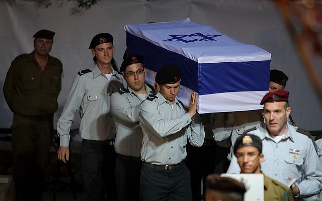 Israeli soldiers carry the coffin of Zachary Baumel at the Mount Herzl Military cemetery in Jerusalem on April 4, 2019. (Hadas Parush/Flash90)