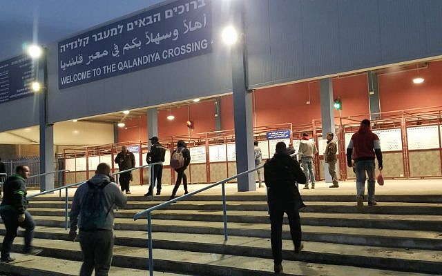 Palestinian workers stream into the Qalandiya checkpoint in northern Jerusalem on April 16, 2019. (Adam Rasgon/Times of Israel)