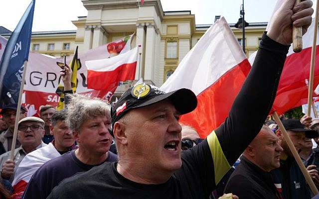 Far right demonstrators protest against the US Senate's 447 Holocaust Restitution bill, in Warsaw on May 11, 2019. (Alik KEPLICZ / AFP)