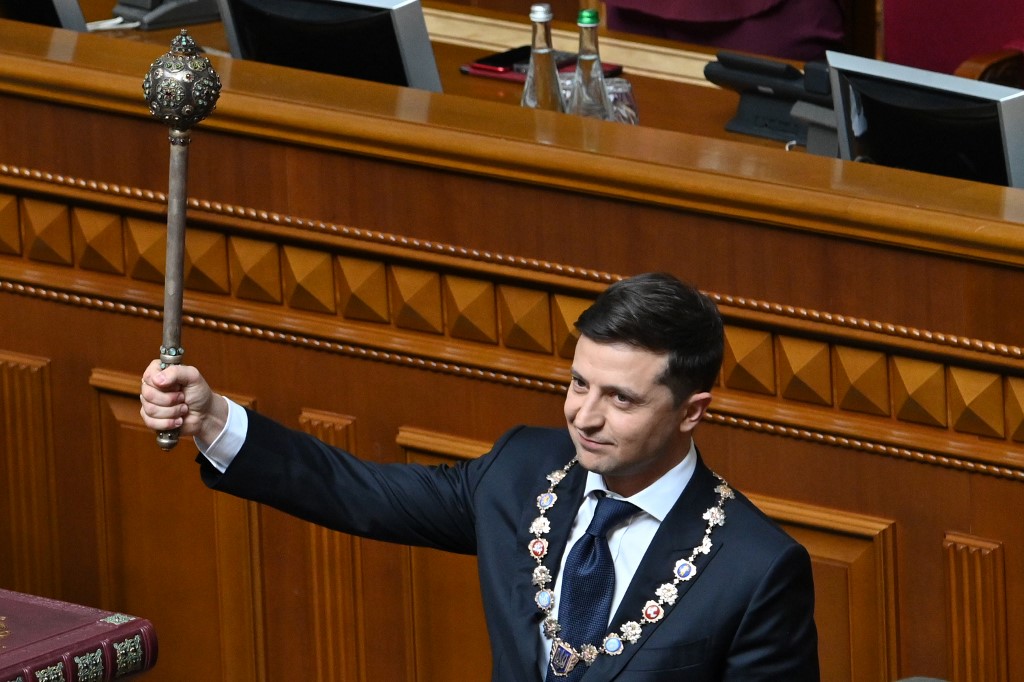 Ukraine's new president sworn in 'We must defend our land like