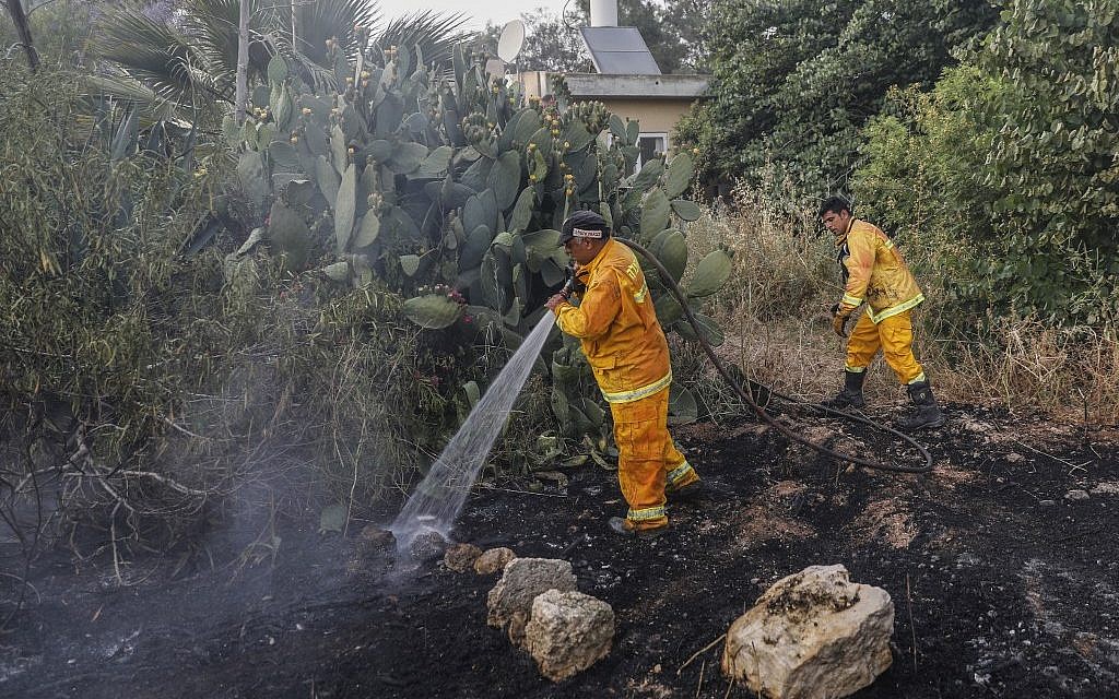 Firefighters extinguish the fire of a burning house amid extreme heat wave in Kibbutz Harel in central Israel on May 23, 2019. (Ahmad GHARABLI / AFP)