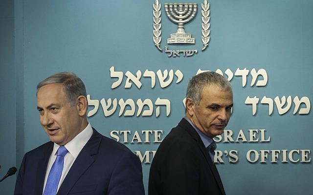 Prime Minister Benjamin Netanyahu (left) and Finance Minister Moshe Kahlon deliver a joint statement to the press about a new tax reduction, at the Prime Minister's Office in Jerusalem on September 3, 2015. (Hadas Parush/Flash90)
