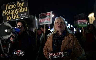 File: Israelis protest against goverment corruption and demand the resignation of Prime Minister Benjamin Netanyahu at Habima Square in Tel Aviv on March 2, 2019 (Tomer Neuberg/Flash90)