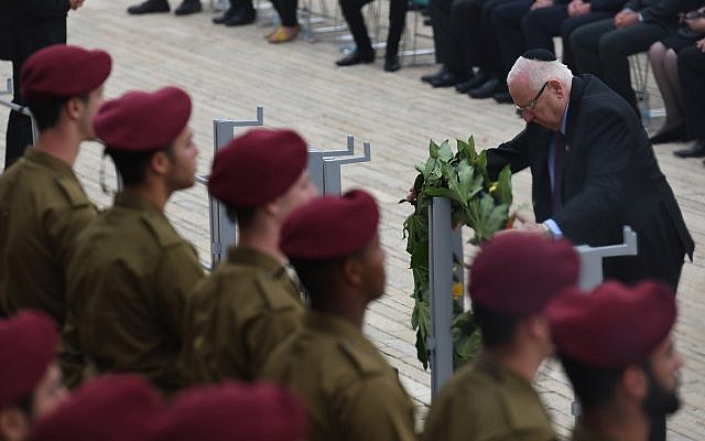 President Reuven Rivlin lays a wreath in honor of Holocaust victims at Yad Vashem in Jerusalem on Holocaust Remembrance Day, May 2, 2019 (Kobi Gideon / GPO)