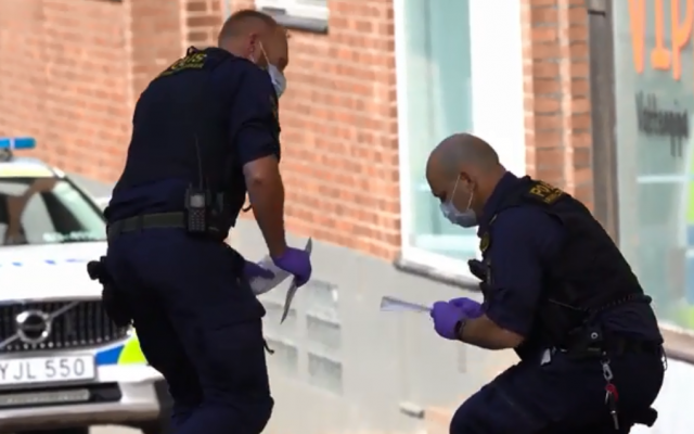 Police gather evidence at the scene of a stabbing in the Swedish city of Helsingborg in which a Jewish woman was reportedly seriously injured, May 14, 2019. (Screen capture: Aftonbladet)
