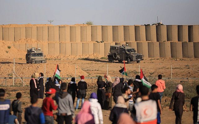 Palestinian protesters clash with Israeli troops on the Gaza border, May 3, 2019. (Hassan Jedi/Flash90)