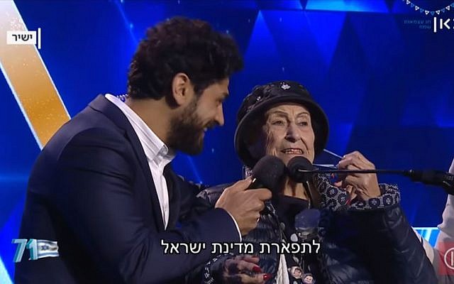 Host Aviv Alush, left, and torch-lighter Marie Nahmias, 93, at Israel's 71st Independence Day ceremony in Jerusalem, May 8, 2019. (Kan screen capture)