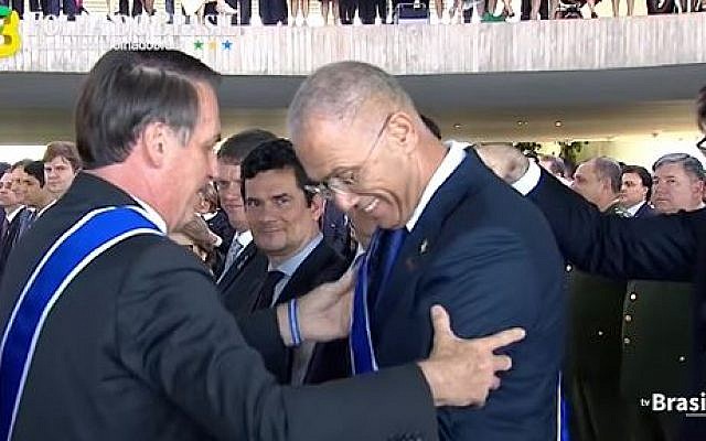 Brazilian President Jair Bolsonaro (L) awards the National Order of the Southern Cross, the country’s highest national honor for high-ranking guests, to Israel's ambassador in Brasilia Yossi Shelley on May 7, 2019 (Screencapture/YouTube)