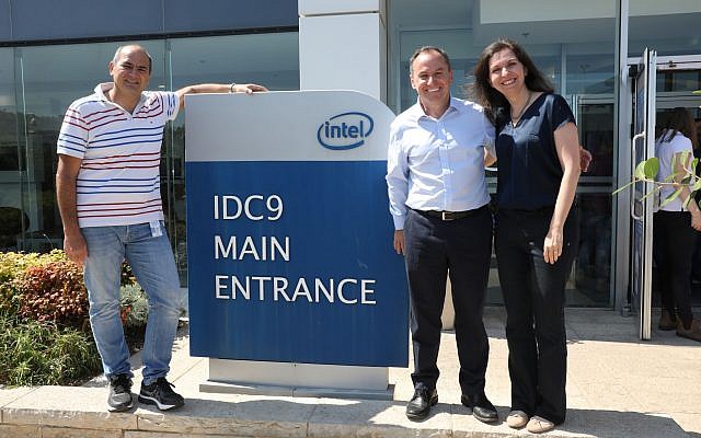 CEO of Intel Corp., Bob Swan, center, visits the US tech giant's Haifa facility on June 16, 2019. (Ezra Levy)