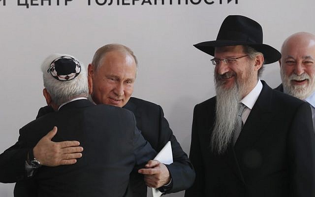 Russian President Vladimir Putin (2L), businessman Viktor Vekselberg (R) and Chief Rabbi of Russia Berel Lazar (2R) attend a ceremony unveiling the memorial to members of the Jewish resistance in Nazi concentration camps during World War II, at the Jewish Museum and Tolerance Center in Moscow on June 4, 2019. (Sergei Ilnitsky/Pool/AFP)