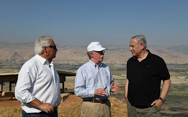 El Primer Ministro Benjamin Netanyahu (R), el Asesor de Seguridad Nacional de los Estados Unidos John Bolton (C) y el Embajador de los Estados Unidos en Israel, David Friedman, visitaron el Valle del Jordán el 23 de junio de 2019. (Kobi Gideon / GPO)