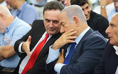 Then-prime minister Benjamin Netanyahu (R) and then-transportation minister Israel Katz attend the inauguration ceremony for a new train station in the southern town of Kiryat Malachi, September 17, 2018. (Flash90)
