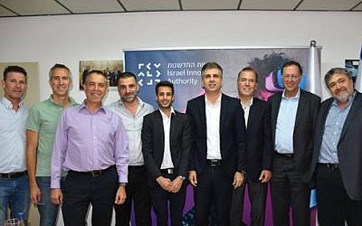 Israel's economy & trade minister Eli Cohen, center-right, with the winners of the tender to run the Sparks foodtech incubator in Kiryat Shmona, OurCrowd, Finistere Ventures, Tempo and Tnuva (Courtesy)