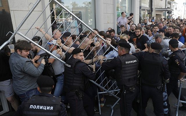 Protesters clash with police during an unsanctioned rally in the center of Moscow, Russia on July 27, 2019. (AP/Pavel Golovkin)