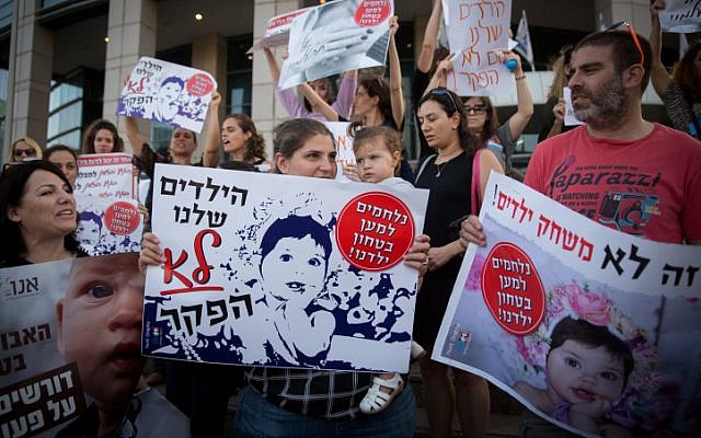 Israelis demonstrate against the lack of supervision in daycares outside the Tel Aviv Government complex on June 21 2018. (Miriam Alster/Flash90)