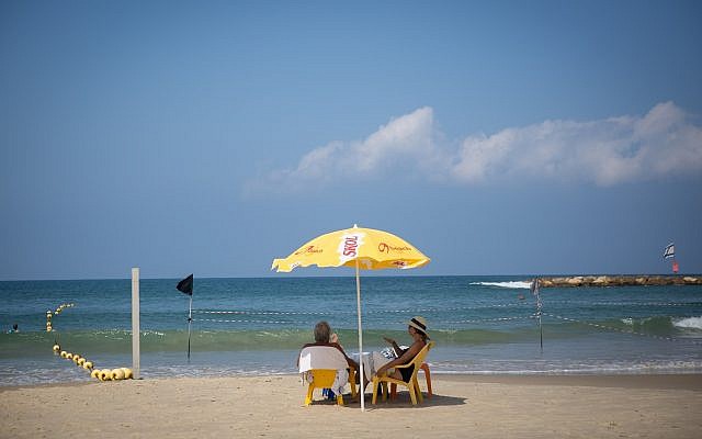 Ilustrative: People enjoy the beach in Tel Aviv, on a hot summer day, August 29, 2018. (Miriam Alster/FLASH90)