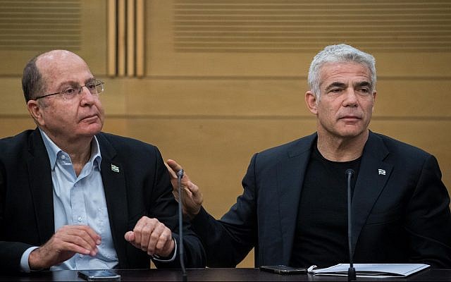 Blue and White leaders Yair Lapid (R) and Moshe Ya'alon at a faction meeting at the Knesset on June 24, 2019. (Yonatan Sindel/Flash90)