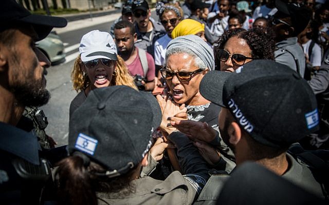 Police detain protesters as Ethiopians and supporters demonstrate against police violence and discrimination following the death of 19-year-old Ethiopian, Solomon Tekah who was shot and killed few days ago in Kiryat Haim by an off-duty police officer, in Jerusalem, July 15, 2019. (Yonatan Sindel/Flash90)
