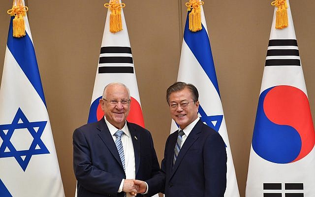 President Reuven Rivlin (left) meets with President Moon Jae-in of South Korea in Seoul, July 15, 2019 (Kobi Gideon/GPO)