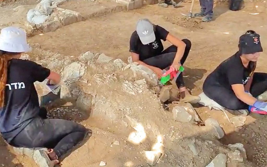 Local youth participate in the excavation of a very early 7th-8th century mosque near Rahat ahead of a neighborhood expansion, July 2019. (Anat Rasiuk/Israel Antiquities Authority)