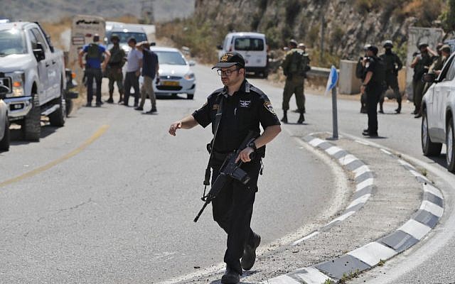 Israeli security forces stand at the site where a bomb exploded near the Israeli settlement of Dolev in the West Bank on August 23, 2019, killing an Israeli teenage girl and injuring two others (Ahmad GHARABLI / AFP)