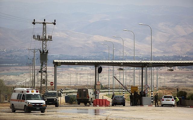 Illustrative: An Israeli soldier stands at the entrance to the Allenby border crossing, the main border crossing for Palestinians from the West Bank traveling to neighboring Jordan and beyond, Monday, March 10, 2014. (AP Photo/Sebastian Scheiner)