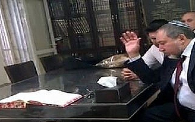 Avigdor Liberman meets with hardline Rabbi Shmuel Auerbach in Jerusalem in 2013. (Channel 12 screenshot)