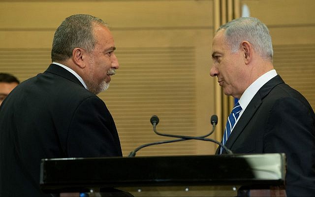 Prime Minister Benjamin Netanyahu (right) with then-defense minister Avigdor Liberman at a joint press conference on May 30, 2016. (Yonatan Sindel/Flash90)