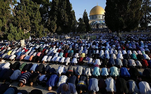 Muslim worshipers perform prayers at the Temple Mount in Jerusalem's Old City during the Muslim holiday of Eid al-Adha, September 12, 2016. (Sliman Khader/Flash90/File)