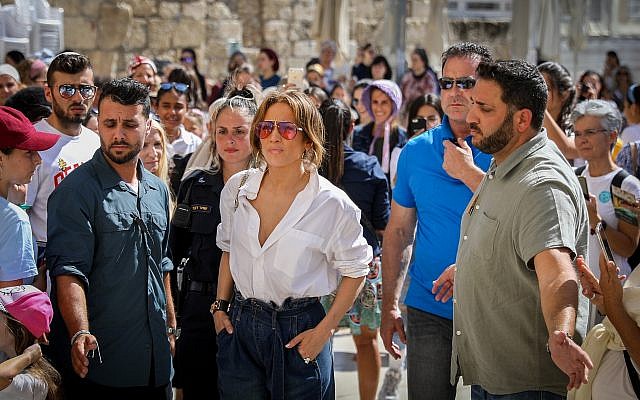 Jennifer Lopez visits the Western Wall, in the Old City of Jerusalem on August 2, 2019 (Noam Revkin Fenton/Flash90)