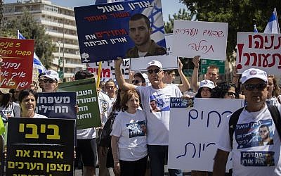 Zehava Shaul (center), mother of Oron Shaul, with supporters and family members protest outside Prime Minister Benjamin Netanyahu's residence on August 9, 2019. (Hadas Parush/Flash90)