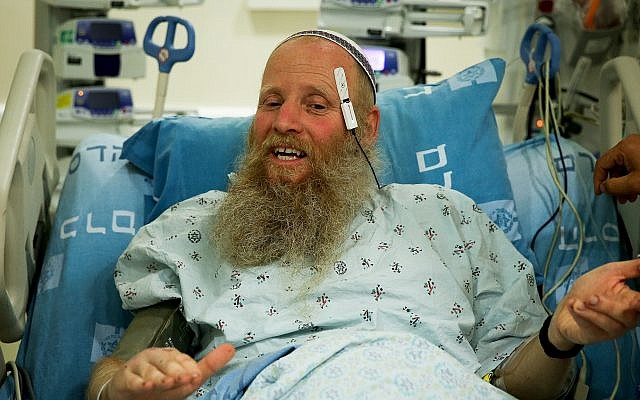 Rabbi Eitan Shnerb speaks to the media at the Hadassah Medical Center Ein Kerem, a day after being wounded in a terrorist bombing near Dolev that killed his daughter Rina and wounded his son Dvir, August 24, 2019. (Flash90)