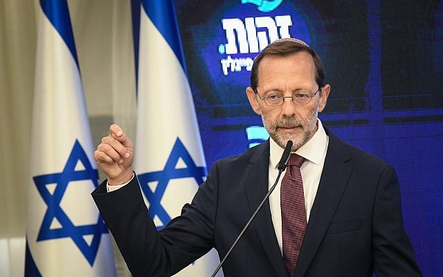 Zehut party leader Moshe Feiglin at a joint press conference with Prime Minister Benjamin Netanyahu at Kfar Hamacabiah in Ramat Gan announcing Zehut's withdrawal from the September elections, on August 29, 2019. (Flash90)