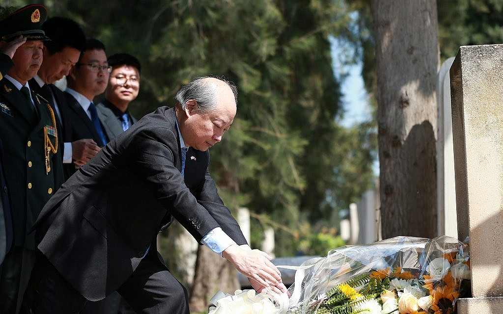 Ambassador Zhan Yongxin leading the delegation of the Chinese Embassy in Israel in tribute at the tomb of Dr. Jakob Rosenfeld at Kiryat Shaul Cemetery, Tel Aviv, April 4, 2019. (Mao Li)