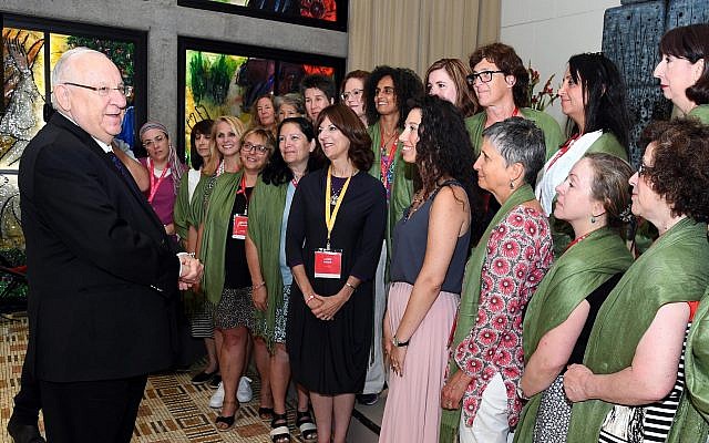 President Reuven Rivlin meets with a with delegation of mothers of lone soldiers from North America on August 1, 2019. (Haim Zach, GPO)
