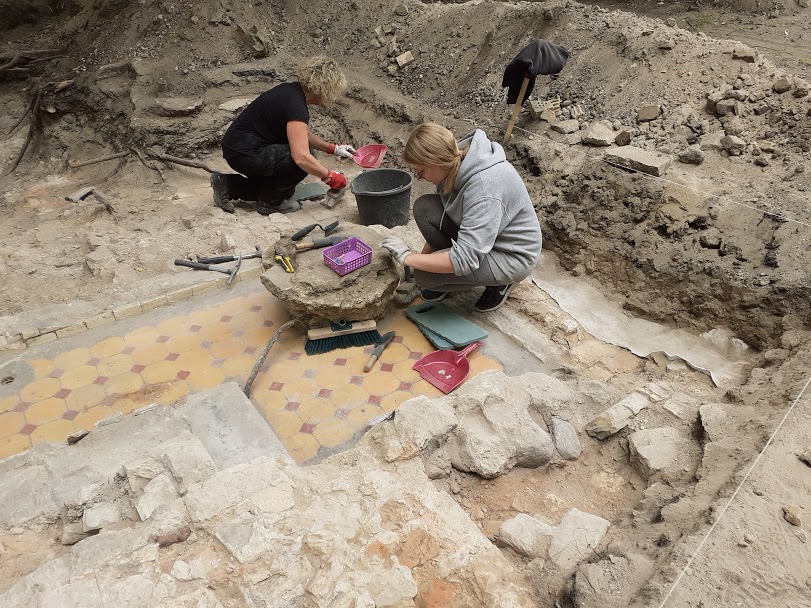 Archeologists and volunteers excavate the ritual bathhouses adjacent to the Great Synagogue of Vilnius, Lithuania, July 2019 (Raphael Ahren/TOI)