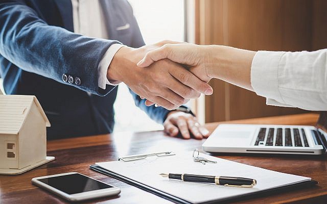 Illustrative image of a handshake for a bank loan. The Ogen - Israel Social Bank intends to increase the supply of affordable credit for low-income families (Pattanaphong Khuankaew; iStock by Getty Images)