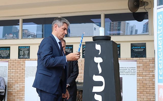 Israel's ambassador to Panama, Reda Mansour, lights a candle in memory of Israel's fallen soldiers and terror victims, May 8, 2019 (Facebook page of Israeli Embassy in Panama)