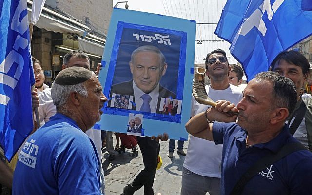 Supporters of Prime Minister Benjamin Netanyahu march at the Mahane Yehuda Market in Jerusalem on September 13, 2019. (MENAHEM KAHANA / AFP)