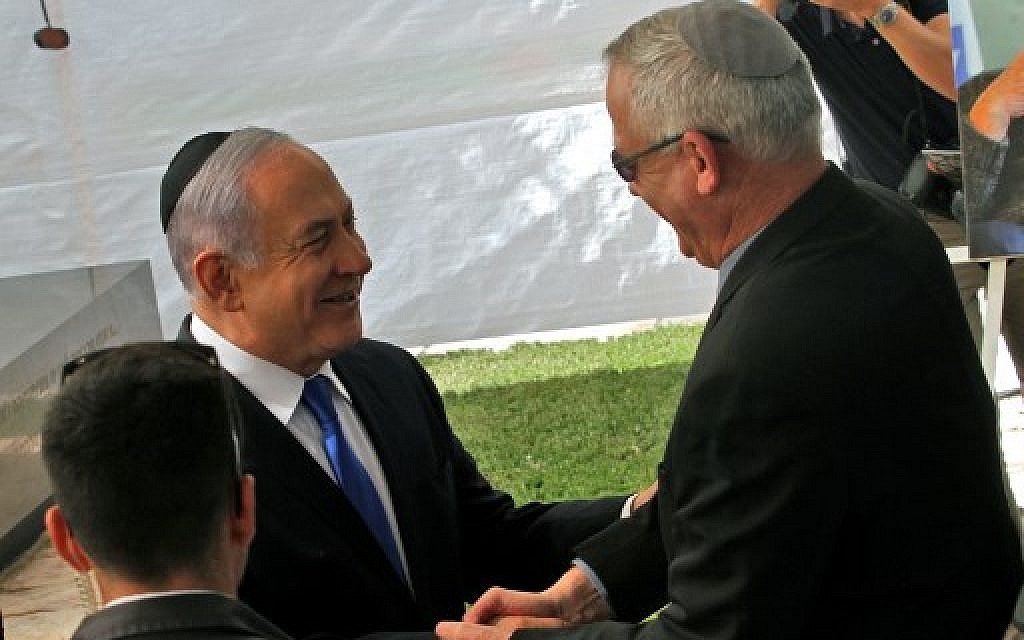 Prime Minister Benjamin Netanyahu (L) greets Blue and White leader Benny Gantz at a memorial ceremony for late Israeli president Shimon Peres on Mount Herzl in Jerusalem on September 19, 2019. (Gil Cohen-Magen/AFP)