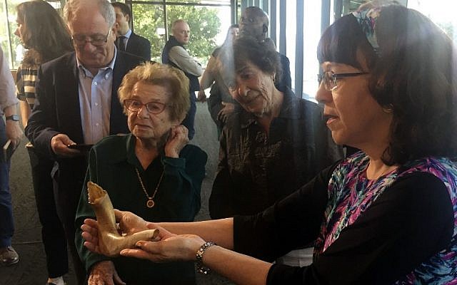 Judith Tydor Baumel-Schwartz, daughter of Chaskel Tydor who survived the Auschwitz death camp, presents a shofar used inside Auschwitz during a press conference at the Museum of Jewish Heritage on September 23, 2019 in New York. (Thomas URBAIN / AFP)
