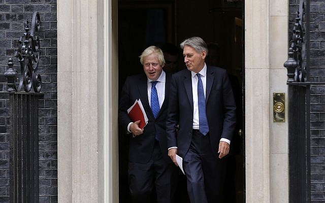 Britain Chancellor of the Exchequer Philip Hammond, right, departs with the Foreign Secretary Boris Johnson after a Cabinet meeting at 10 Downing Street in London, Sept. 21, 2017 (AP Photo/Alastair Grant)