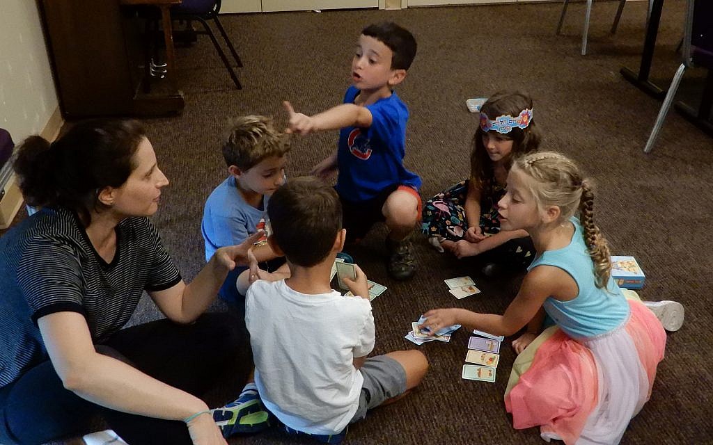 Children in the pre-K class play the Israeli card game 'Melech HaFelafel' on September 4, 2019. (Melanie Lidman/Times of Israel)