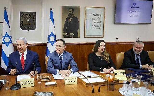 Prime Minister Benjamin Netanyahu, far left, and Attorney General Avichai Mandelblit, far right, attend the weekly cabinet meeting, at the Prime Minister’s Office in Jerusalem, on September 8, 2019. (Marc Israel Sellem/POOL/Flash90)