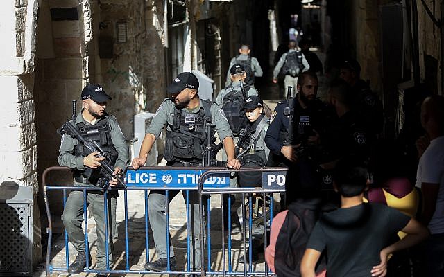 Israeli security forces guard the scene of a stabbing attack at Chain Gate on the Temple Mount, in Jerusalem's Old City on September 26, 2019. (Noam Revkin Fenton/Flash90)