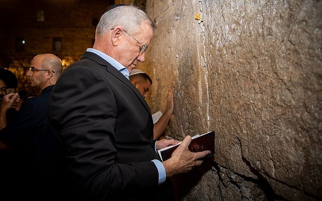 Blue and White head Benny Gantz visits the Western Wall in Jerusalem the night before elections, September 16, 2019. (Yonatan Sindel/Flash90)