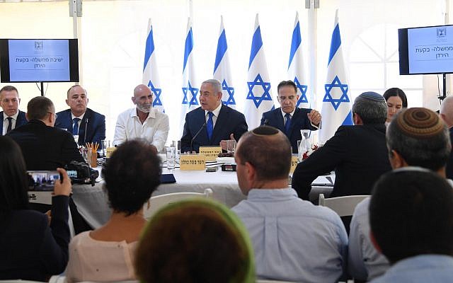 Prime Minister Benjamin Netanyahu (c) leads the weekly cabinet meeting at the Jordan Valley Regional Council on September 15, 2019 (Haim Tzach/GPO)