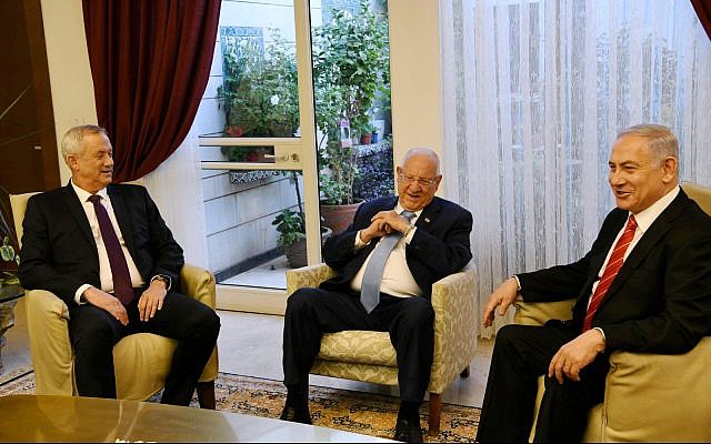 Blue and White leader Benny Gantz (L), President Reuven Rivlin (C) and Prime Minister Benjamin Netanyahu (R) meet at the President's Residence in Jerusalem on September 25, 2019 (Amos Ben Gershom/GPO)